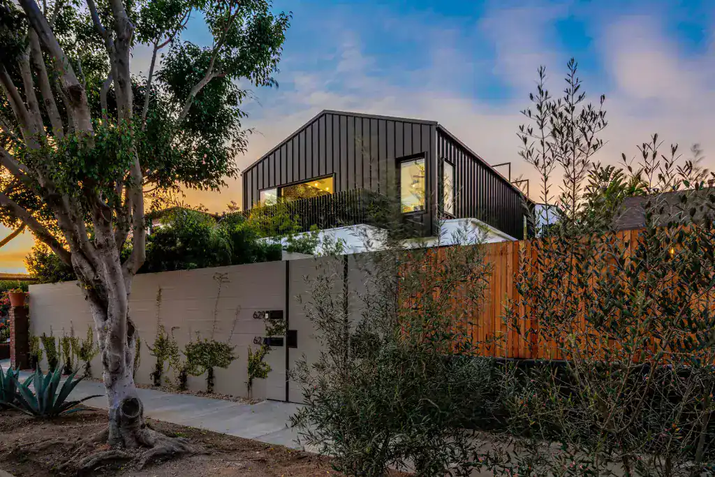 Modern hillside residence with indoor-outdoor living by Bittoni Architects, showcasing Los Angeles' contemporary residential design.